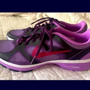 WOMANS NIKE SIZE 7 SNEAKERS